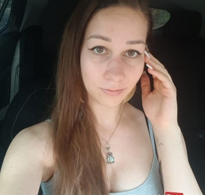 Lia Fox sitzt in einem Auto