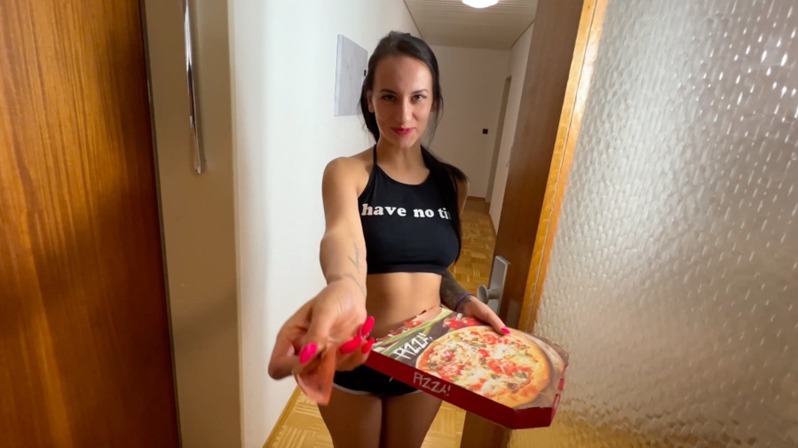 Lola Candy liefert Pizza aus