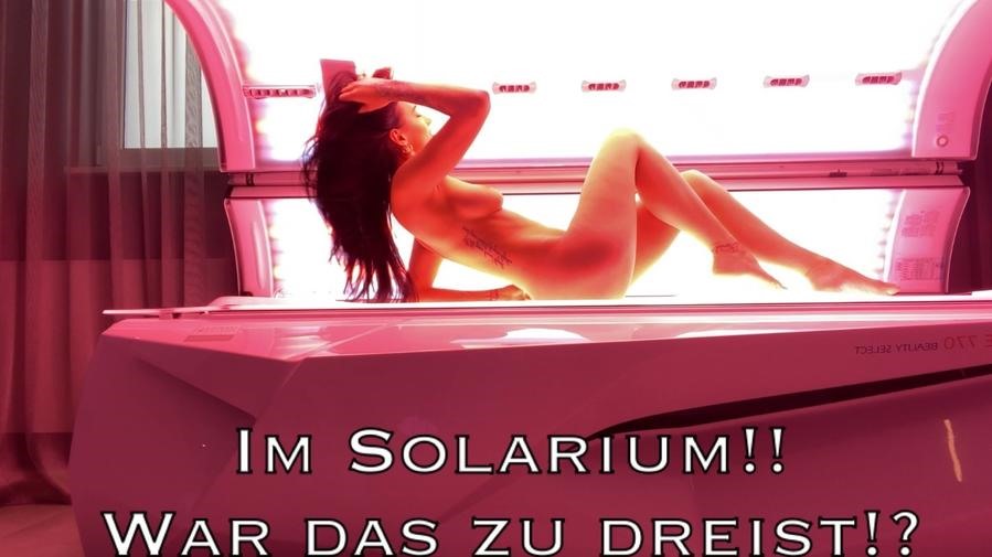 Lola Candy liegt im Solarium auf der Sonnenbank