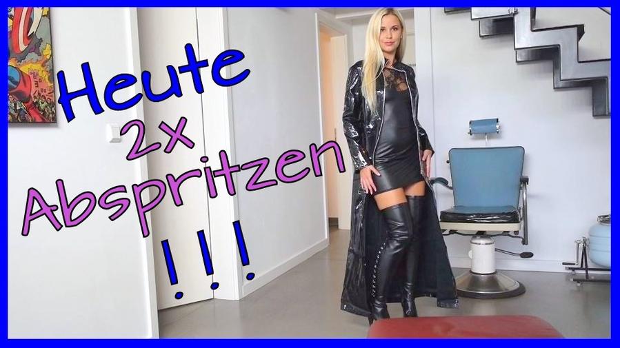 Private Lisa trägt ein schwarzes Lederkleid